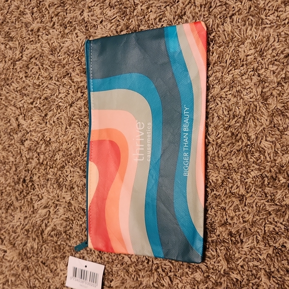 Thrive Causemetics Travel Bag - Picture 2 of 3